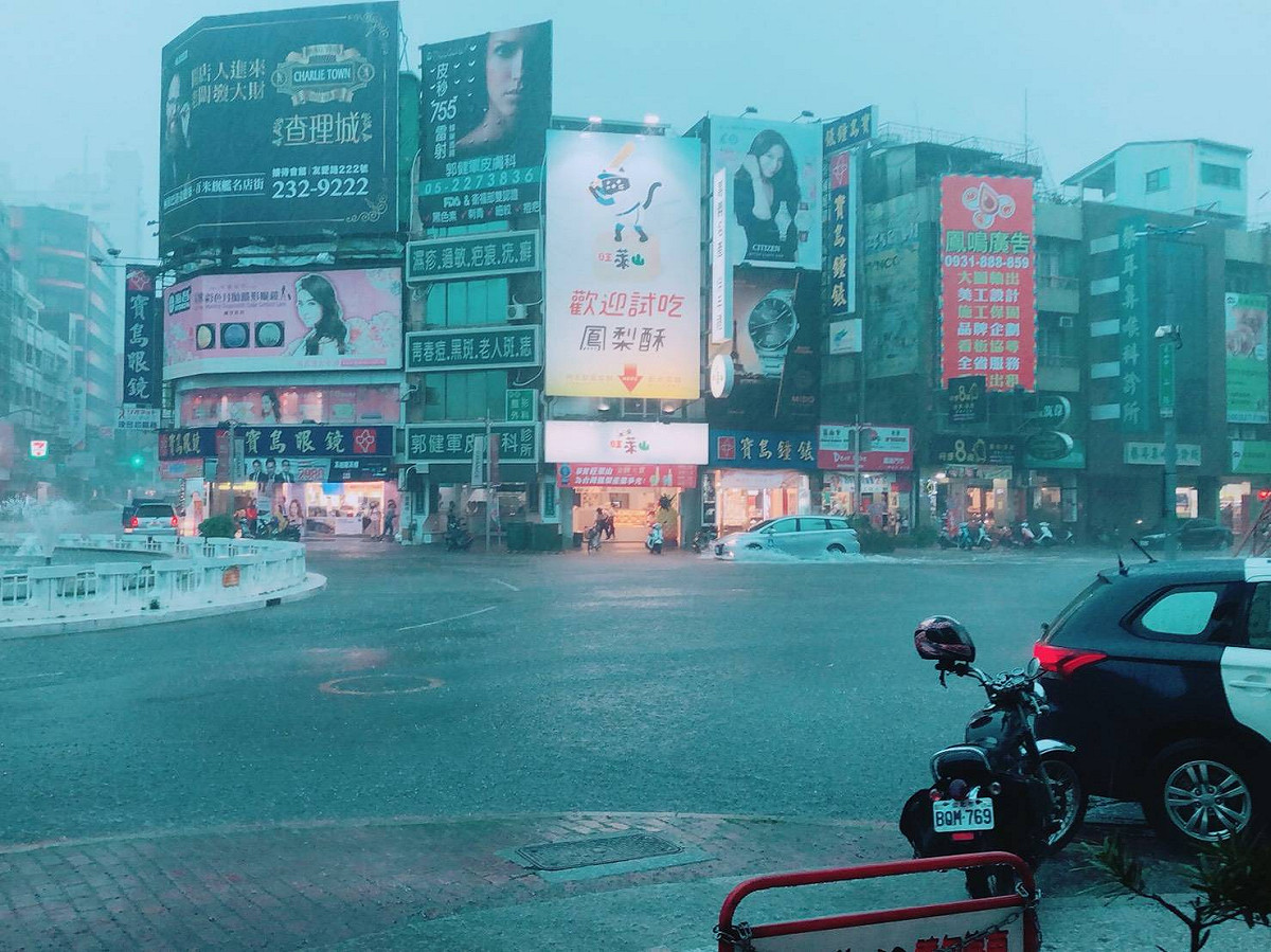 嘉義市知名夜市文化路變成游泳池。 圖 : 前立委林國慶/提供