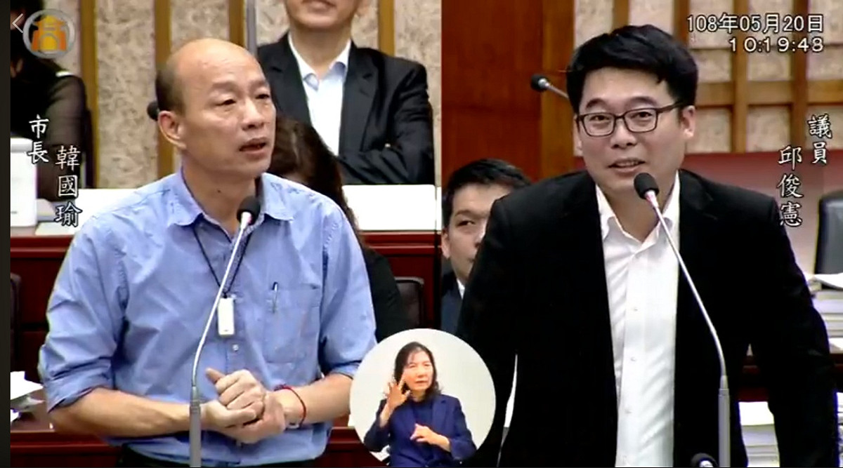 高雄市長韓國瑜VS.民進黨市議員邱俊憲。 圖：翻攝高雄市議會臉書