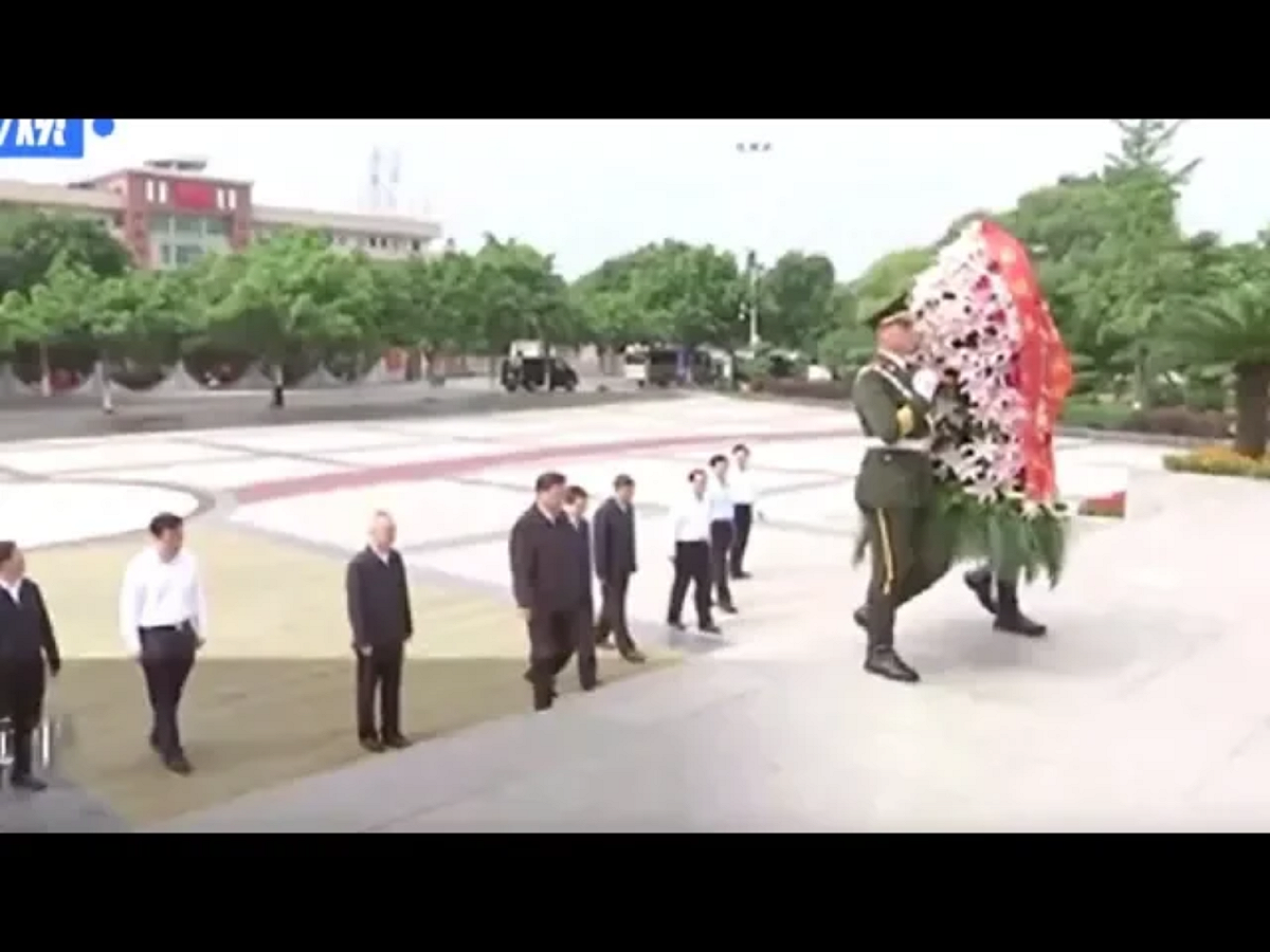 習近平（後排中，右手邊為劉鶴）獻上的花籃，先是由兩名軍人抬到紅軍長征出發紀念碑前。接著，習近平自己上前整理花籃上的幅聯，落款處寫著習近平「敬獻」。 圖：翻攝自Youtube