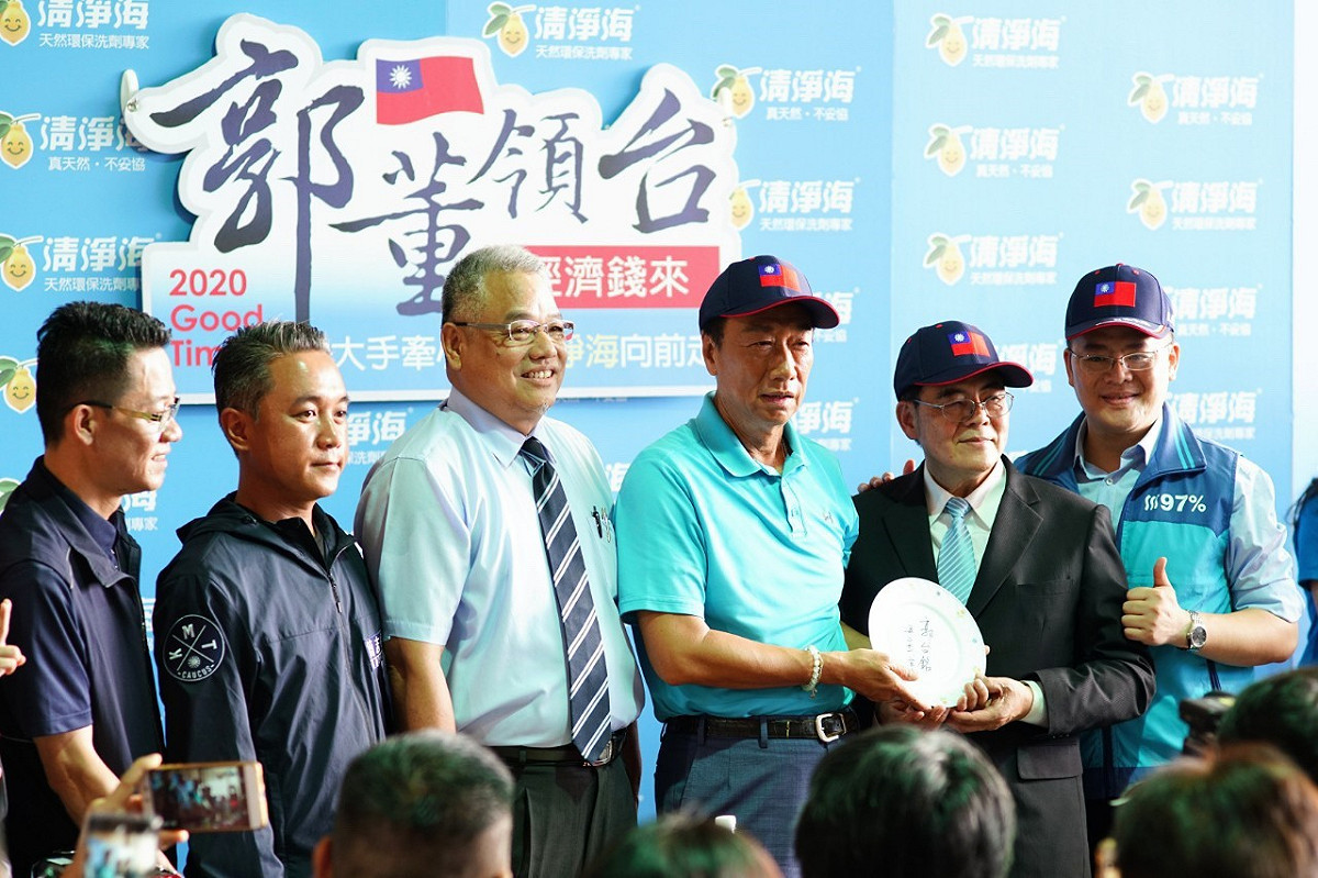 鴻海董事長郭台銘（右三）參訪桃園清淨海。 圖：郭台銘辦公室提供