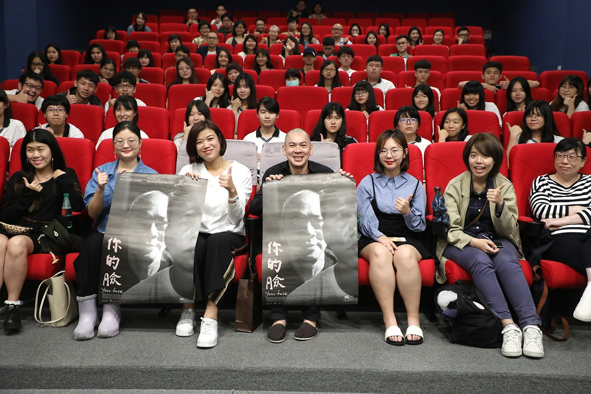 導演蔡明亮導演(左四)、新北市新聞局長蔣志薇(左三)與同學大合照。 圖／新北市新聞局提供