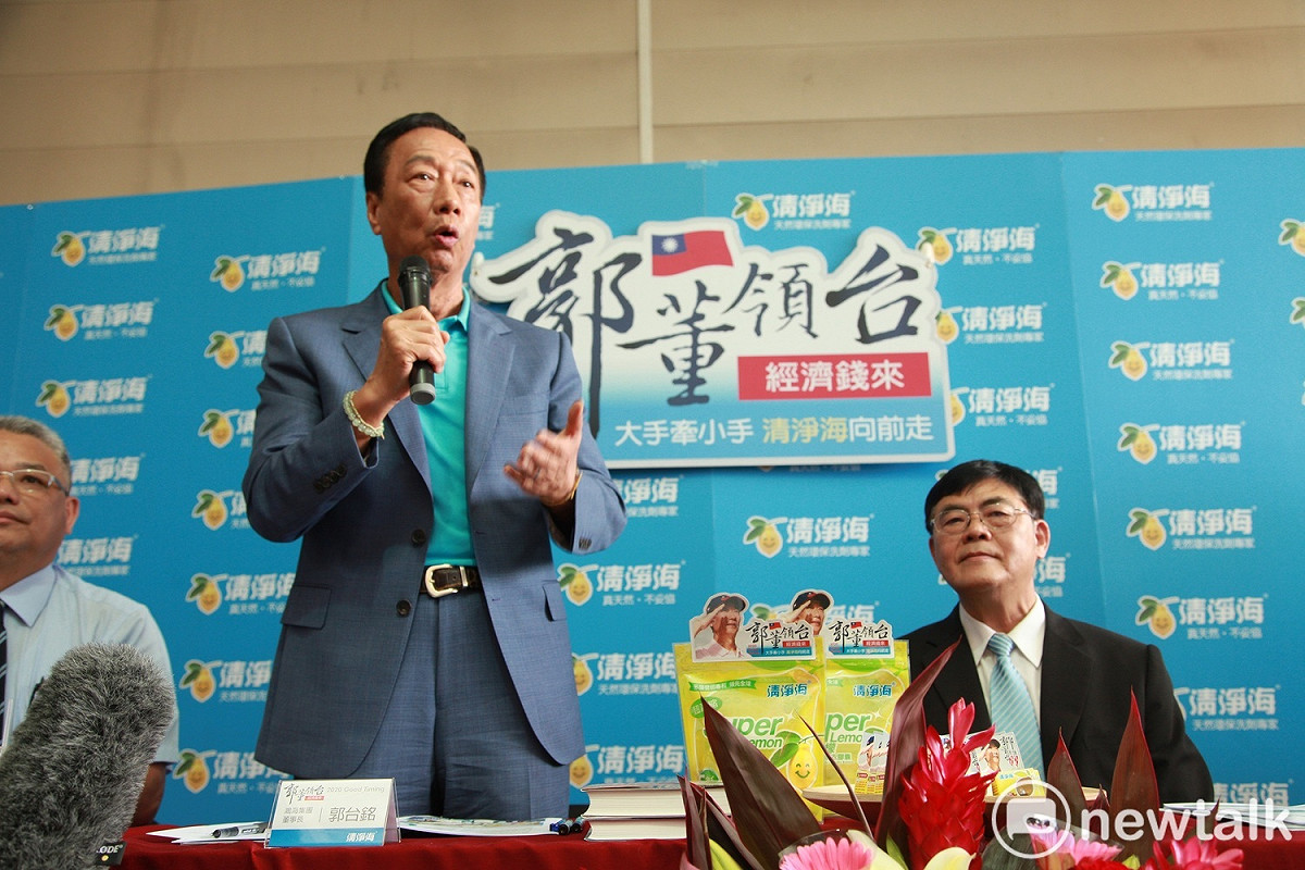 郭台銘說，未來他當總統，會用自己的大手把所有中小企業的手一起牽起來，走用高科技改變庶民經濟的生活，讓大家有錢賺。  圖：林昀真／攝
