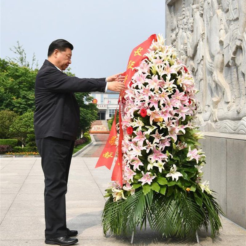 中國國家主席習近平20日前往江西視察稀土礦時，刻意到長征紀念碑獻花 圖：擷取自Twitter