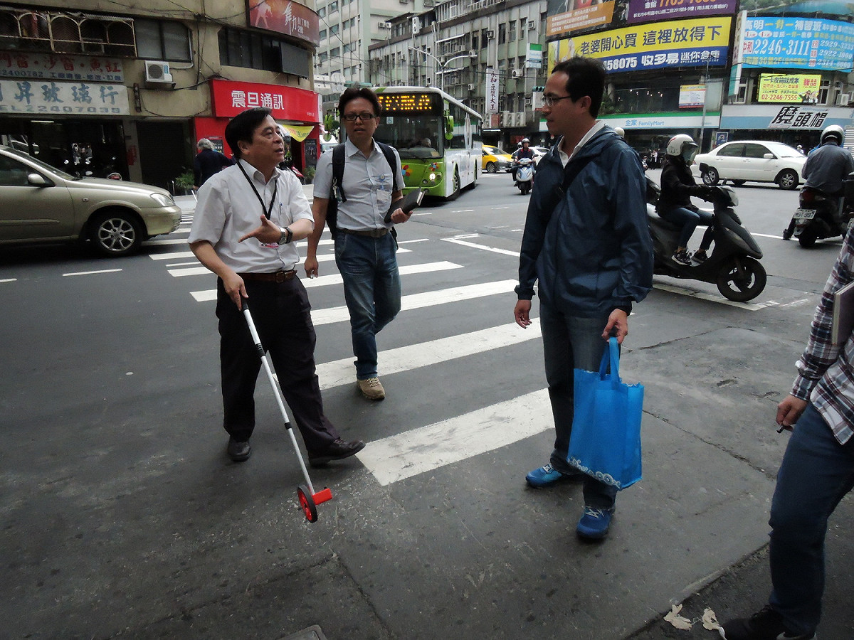 新北市交通局長鍾鳴時今天實測中和中山路口車道寬度，指示重新調配左轉和直行車道。 圖／新北市交通局提供