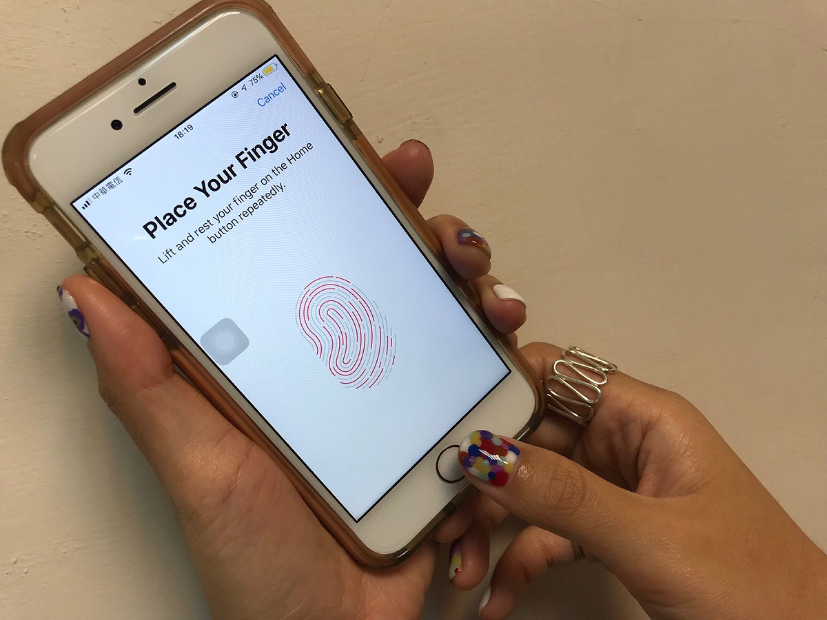 外傳蘋果有意將新iPhone重新搭載Touch ID。 圖：葉立斌／攝
