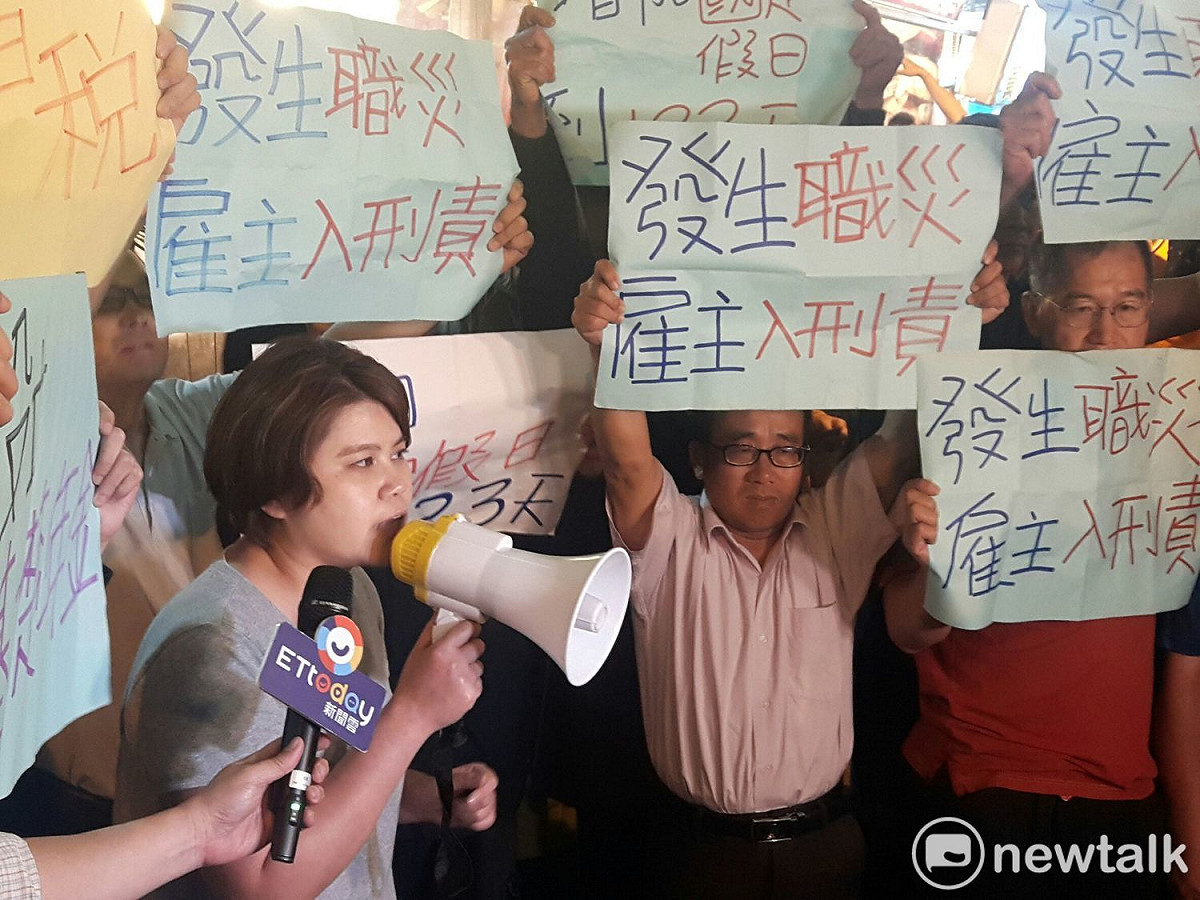 桃園市產業總工會及桃園市好生活協會代表向郭台銘隔空喊話，要求郭應提出好的勞工政策照顧台灣近千萬的勞工朋友。 圖：林昀真／攝
