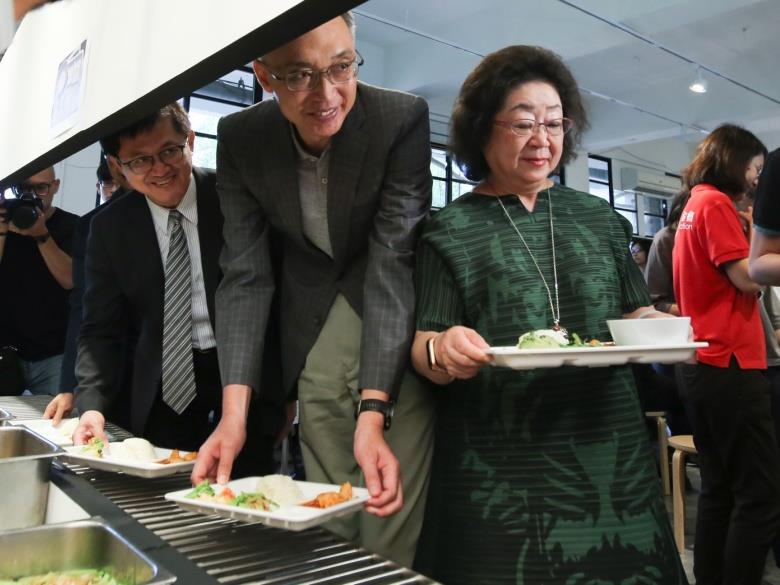 教育部政務次長范巽綠（右）參與灃食夢想食驗室成果發表會活動，於此計畫打造的食育教室（Food Lab）中心身體驗孩童未來的午餐。 圖：灃食教育基金會提供