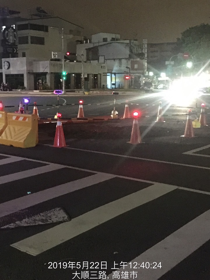 高雄市道路又見「天坑」！位在大順路、中正路口，長寬約4到5公尺、深3.7公尺。 圖：翻攝只是堵藍臉書