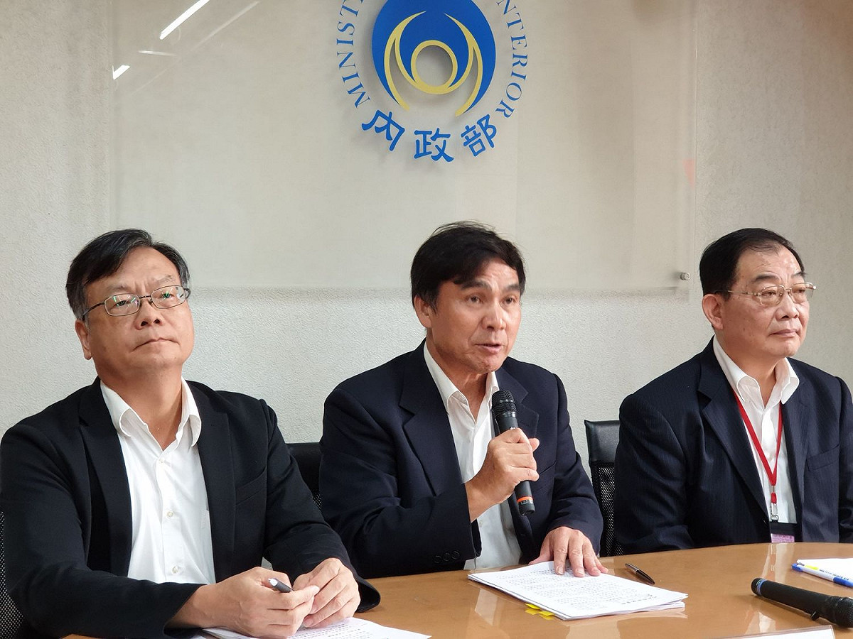 內政部今（22）天召開例行記者會，由民政司長林清淇（中）、營建署主秘王東永和消防署副署長江濟人說明相關議題。 圖：內政部/提供