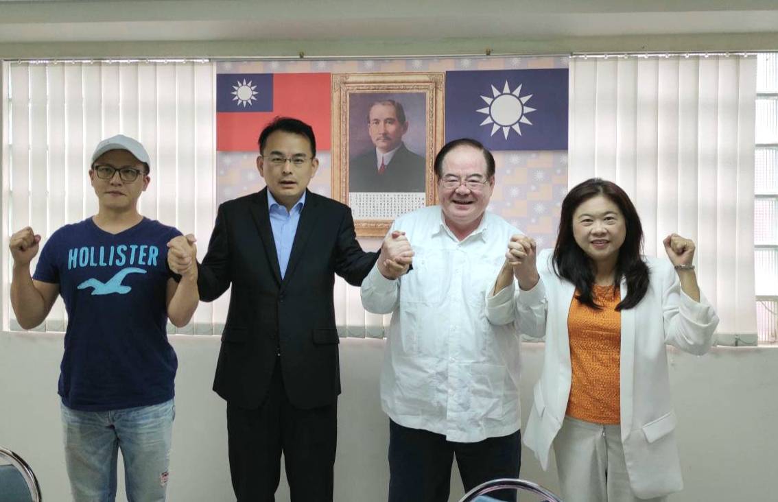 國民黨新北市黨部主委李乾龍（右二）上午揭曉汐止立委初選民調，李永萍（右一）勝過簡榮宗（左二）、徐正文（左一）。  圖：國民黨新北市黨部提供