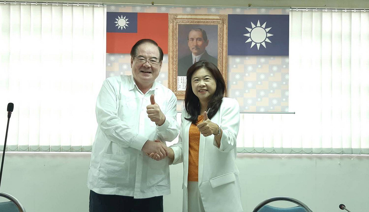 國民黨新北市黨部主委李乾龍（左）鼓勵李永萍贏得大選。 圖：國民黨新北市黨部提供