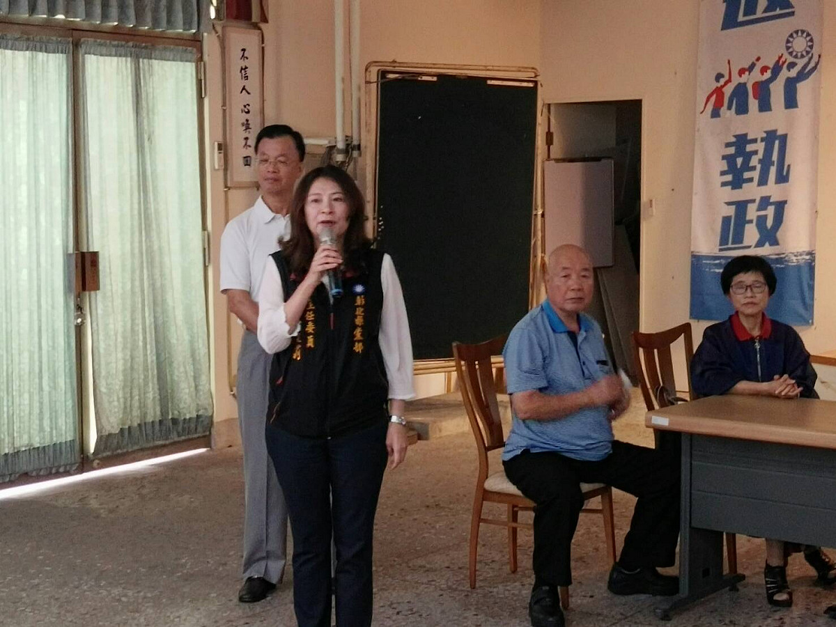 彰化縣黨部主委張曼莉宣佈民調結果。 圖：唐復年/攝