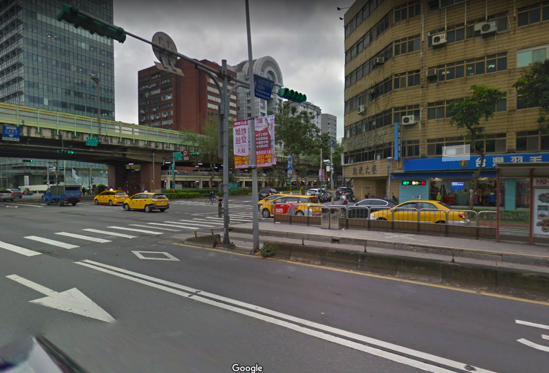 台北市公共運輸處在全市公車站張貼QR CODE，即使沒有安裝智慧型站牌，也可以即時得知公車動態。 圖：取自google map街景服務