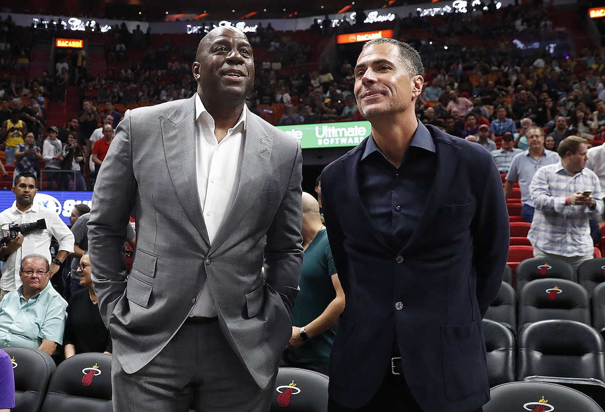 魔術強森(左)和Rob Pelinka(右)。 圖／美聯社／達志影像