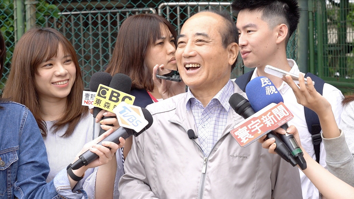 王金平中午到新生公園棒球場為參與華南金控盃全國少棒錦標賽的豐田國小加油，接受媒體採訪。 圖：王金平辦公室/提供