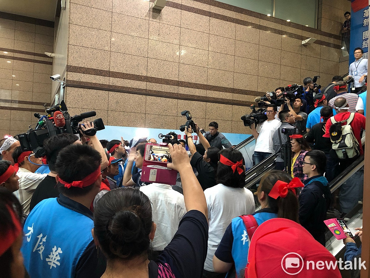 國民黨花蓮縣黨部主委鄒永宏被黨中央停權，他與200多位花蓮鄉親今（22）天到中央黨部前抗議，並衝入黨中央1樓。 圖：謝莉慧/攝