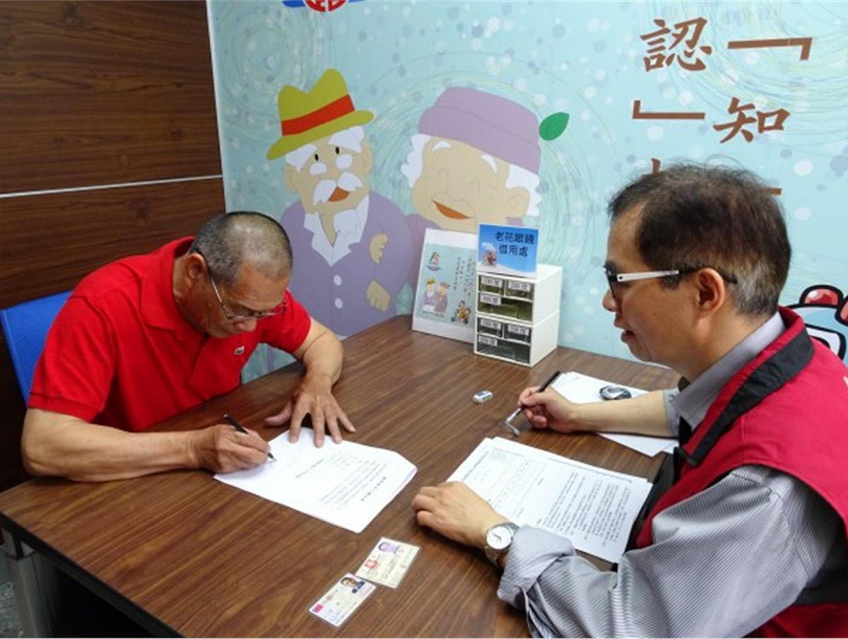 交通部公路總局於 106 年 7 月 1 日起實施高齡駕駛人駕照管理制度，年滿 75 歲駕駛人應在收到通知單或接到電話通知後， 3 個月內辦理換照，否則公路監理機關將直接公告註銷。 圖／交通部公路總局