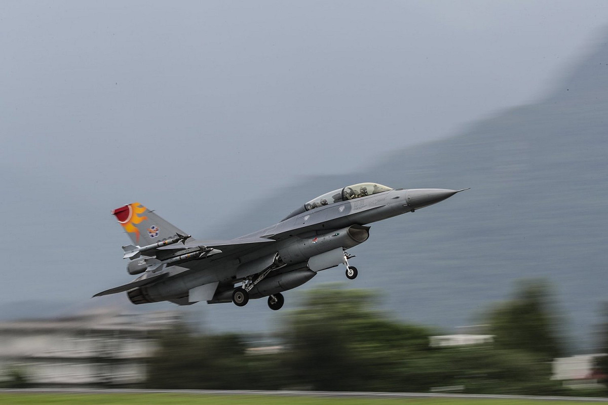 空軍花蓮基地F16戰機，日前配合「海空聯合操演」。 圖：軍聞社提供（資料照片）