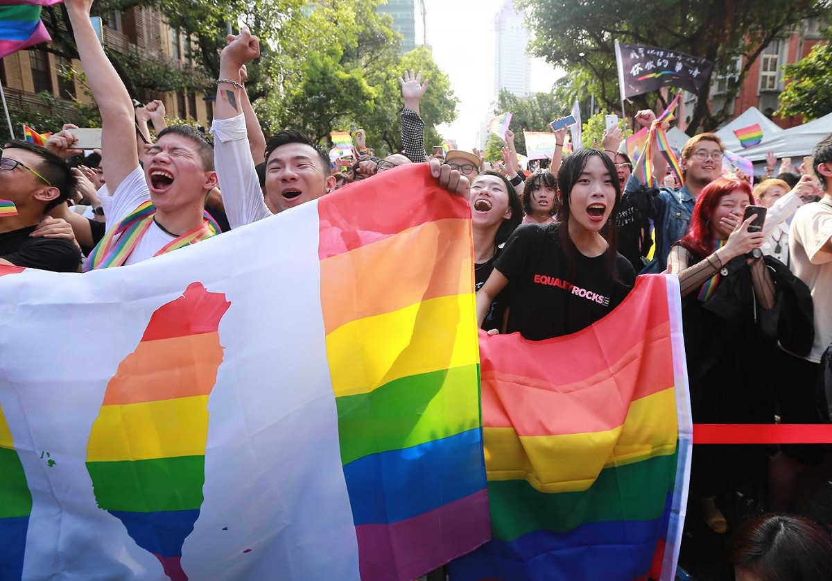 524同性婚姻合法化將上路，根據內政部民政司統計，目前已有254對同志伴侶赴全台戶政事務所預約登記。同性婚姻勢在必行，但婚姻平權大平台總召呂欣潔受訪時談到，台灣職場仍有不少性別刻板印象，其中又以教師、軍人、警察等要出櫃較為困難。 圖／NOWnews資料照