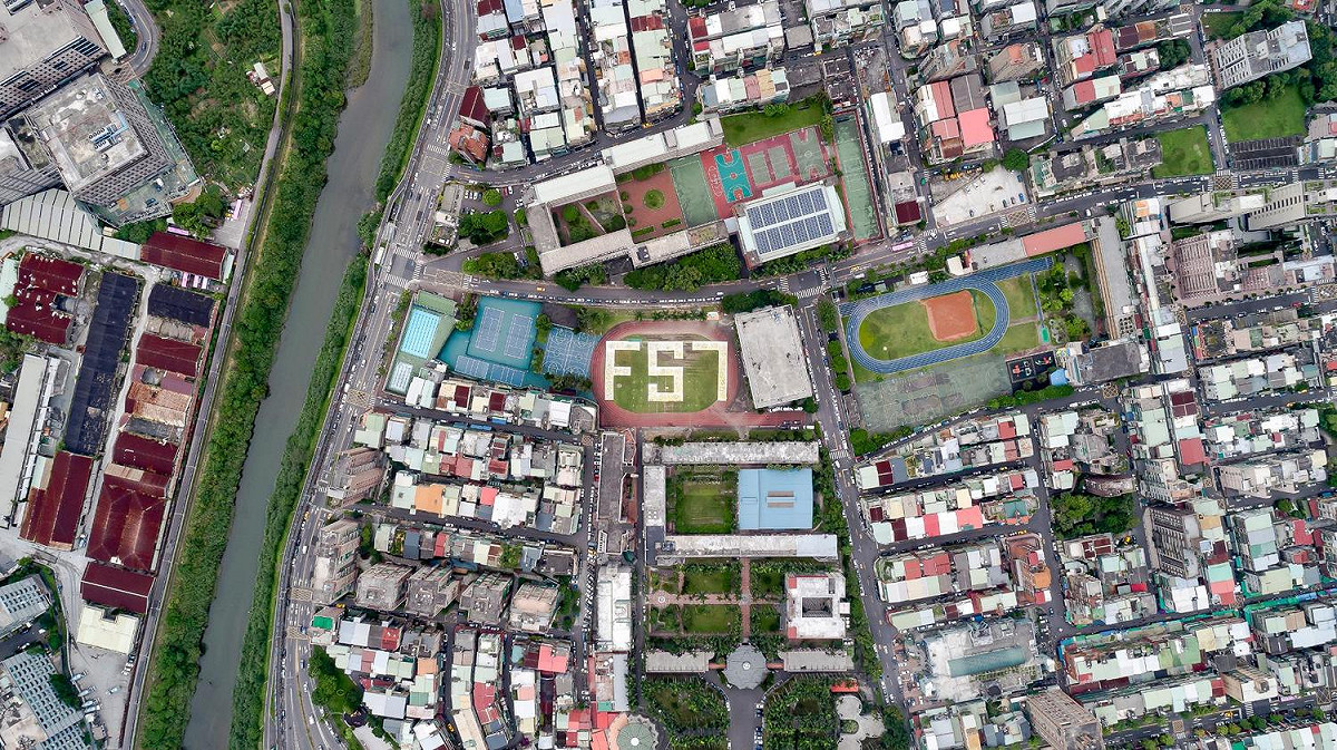 千名景美女中學生排出福衛七號英文縮寫「FS7」祈願衛星順利升空。 圖：科技部／提供