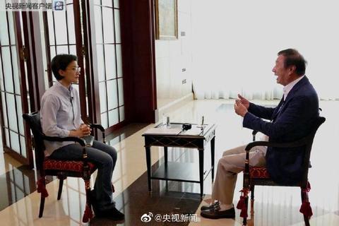 「合同也簽訂了，所有手續辦完了，兩個團隊買了花衣服，大家穿著花衣服去海灘上比賽跑步、比賽打乒乓球……」，華為創辦人兼總裁任正非（右）22日接受中國央視專訪時，驚爆當年曾差一點用100億美金賣給美國公司的內幕。 圖：翻攝自央視網