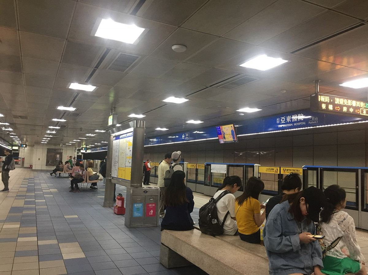 有民眾通報北捷有乘客疑似帶刀械上車，經警察局捷運警察隊調閱監視器畫面追查發現，黑衣男是手持摺扇而非刀械。 圖：閻芝霖/提供