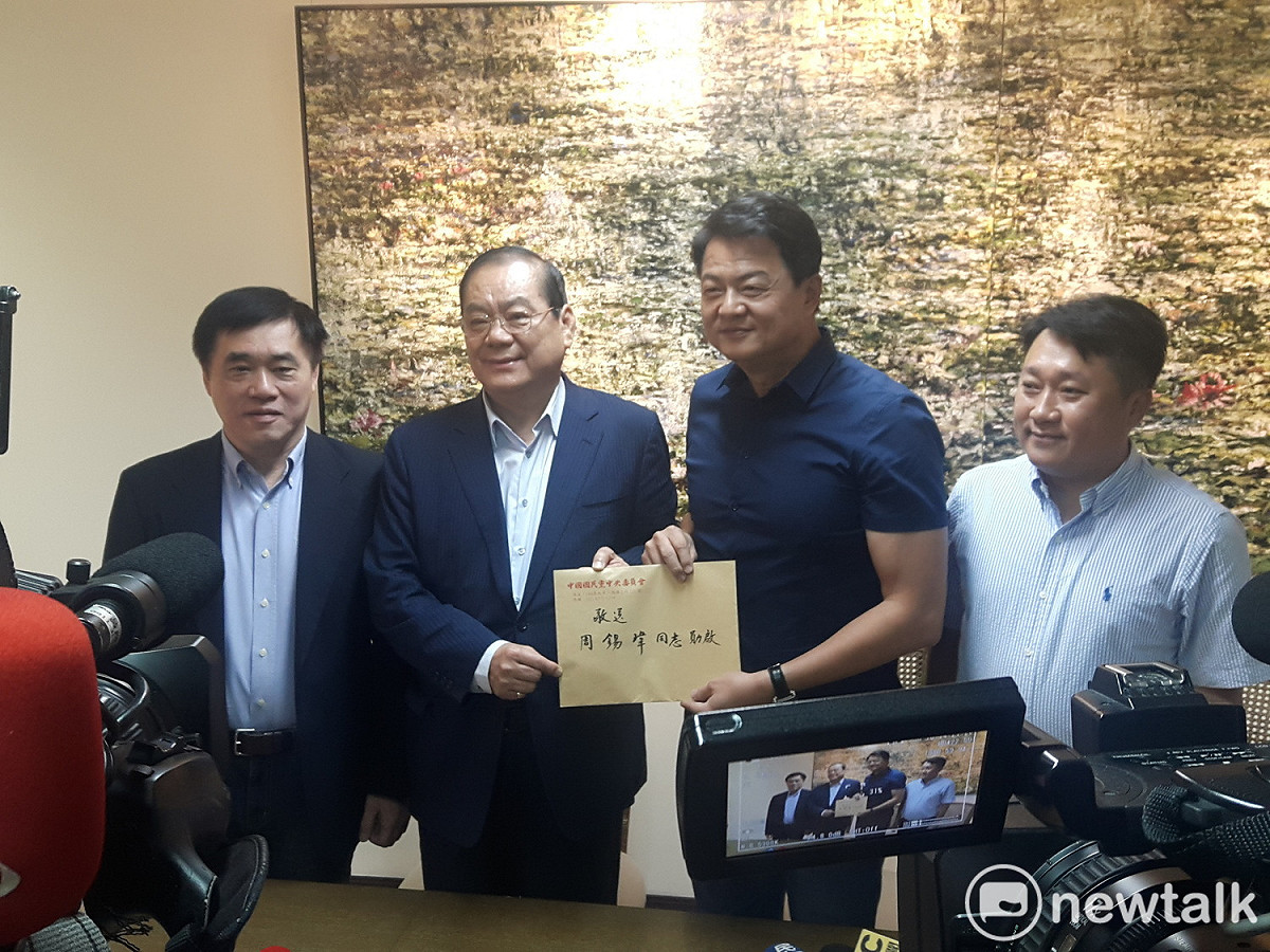 國民黨副主席曾永權、郝龍斌、組發會主委李哲華三位代表提名協調小組拜會前台北縣長周錫瑋，說明總統提名初選辦法作業要點及時程。 圖：林昀真／攝