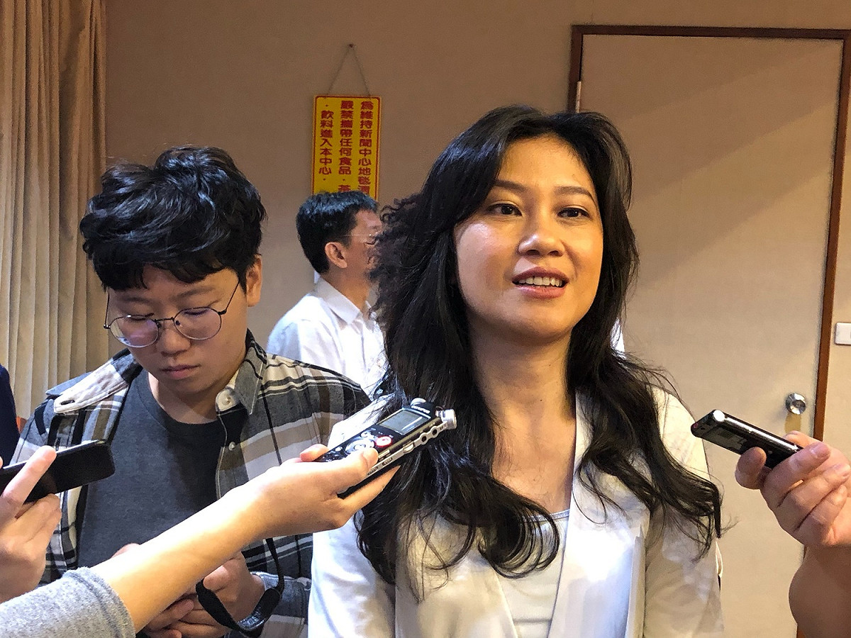 內政部戶政司昨天在官網公布的「同性結婚書約」卻引起外界反彈。行政院發言人Kolas Yotaka今（23）天中午回應，內政部網站下午會正式公告，官方版不會有「同性」兩字。 圖：謝莉慧/攝