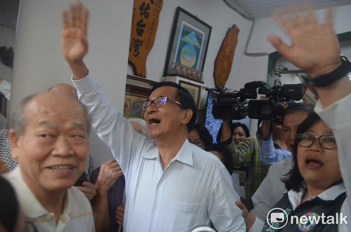 前總統陳水扁23日在嘉義市王美惠服務處舉行簽書會，向支持者揮手致意。 圖：蔡坤龍/攝