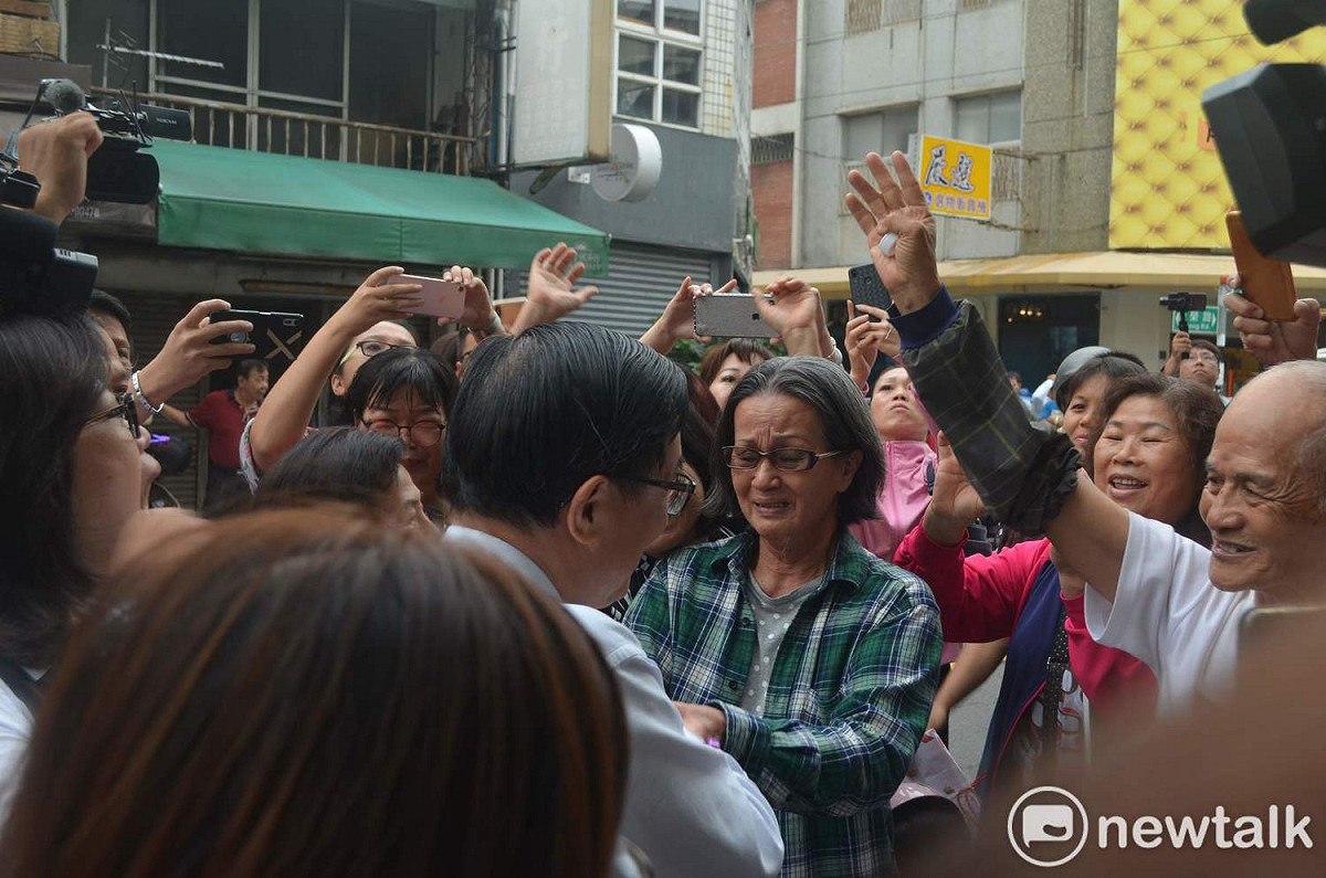 前總統陳水扁23日在嘉義市王美惠服務處舉行簽書會，支持者看到阿扁，激動落淚。 圖：蔡坤龍/攝