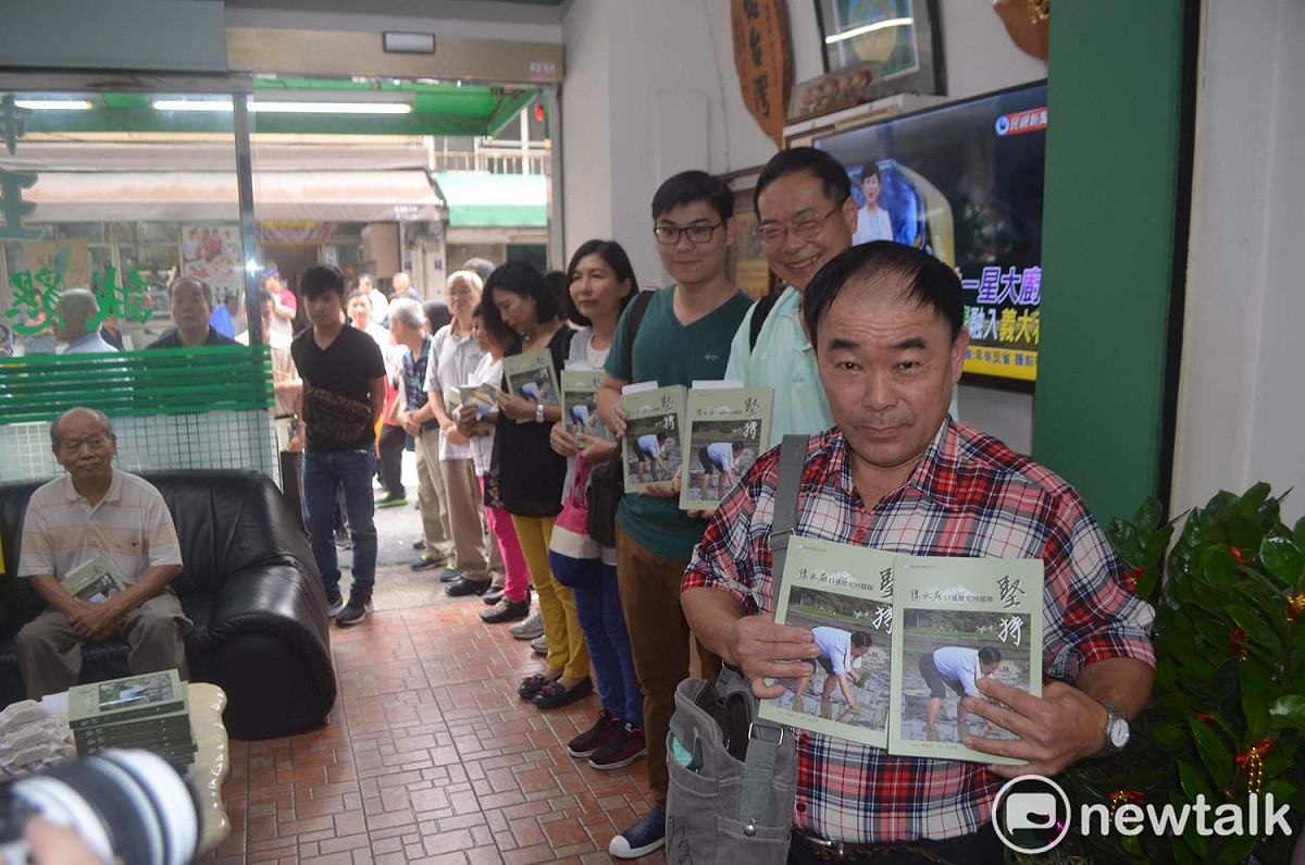 前總統陳水扁23日在嘉義市王美惠服務處舉行簽書會，支持民眾排成人龍等候。 圖：蔡坤龍/攝