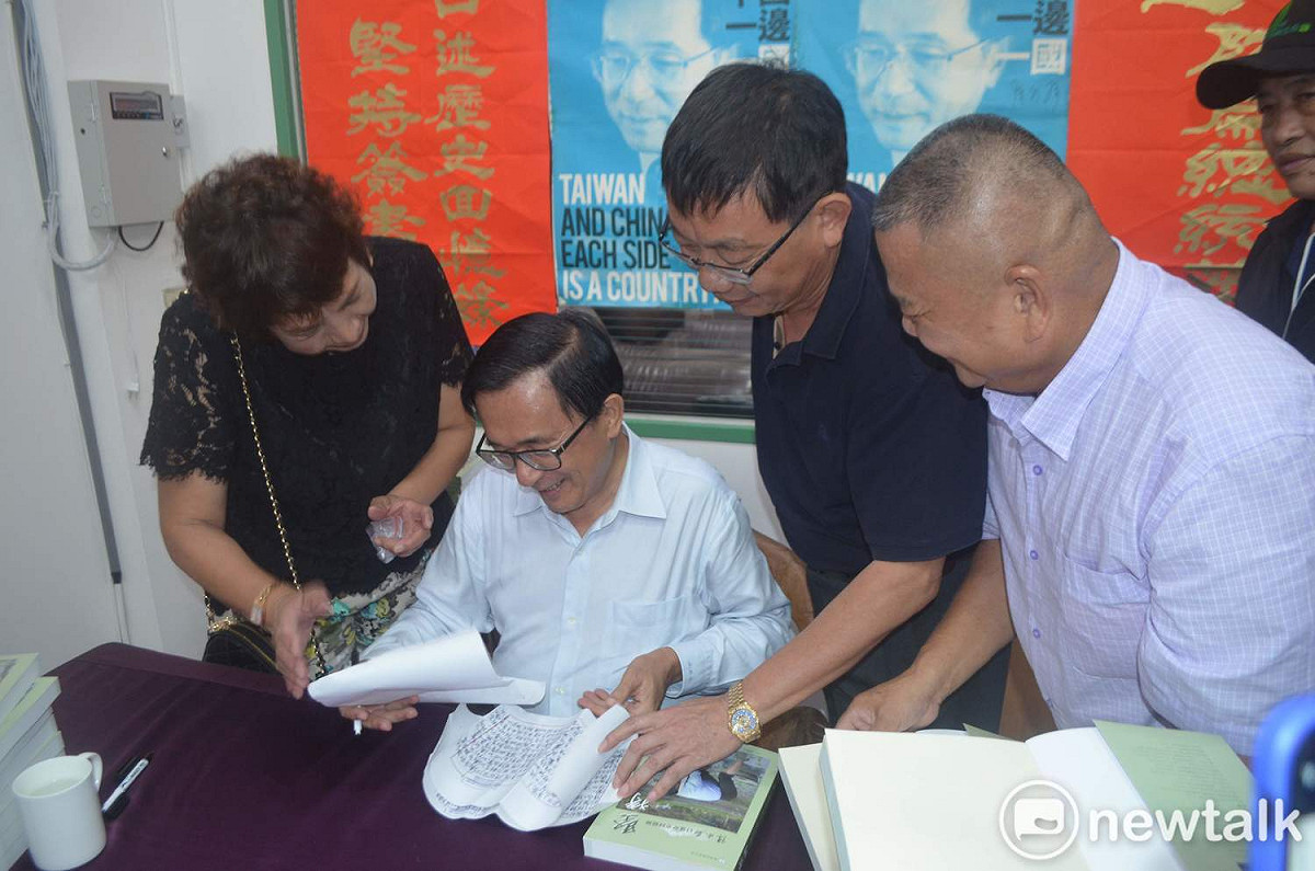 支持者拿出阿扁當年在獄中寫出來的書信，阿扁表情欣慰。 圖：蔡坤龍/攝