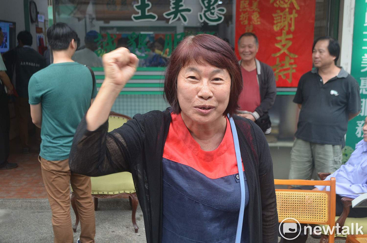 前總統陳水扁23日在嘉義市王美惠服務處舉行簽書會，場外民眾高喊「特赦阿扁」。 圖：蔡坤龍/攝