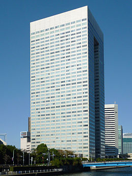 日本共同社今（ 23 ）日的最新消息指出，日本東芝公司 (Toshiba）23 日透露，為了檢查供貨給中國華為的產品當中，是否包含美國產的零組件，目前已經全面暫停出貨，這也是美國總統川普宣布封殺華為以來，日本國內繼松下（Panasonic）呼應後所開的第二槍！圖為日本東芝總部所在的濱松町大樓。 圖：翻攝自維基百科
