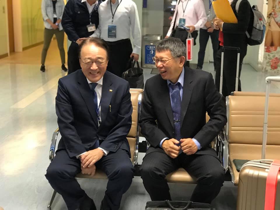 日本駐台代表沼田幹夫特別來幫台北市長柯文哲送機日本行，顯示日方對柯文哲的重視。 圖：翻攝副發言人陳冠廷臉書