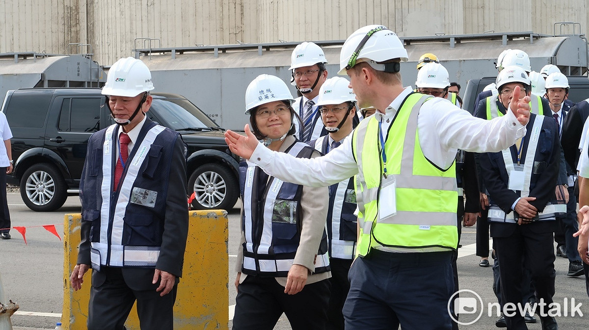 總統蔡英文今日下午則到台中港二號碼頭視察海洋風電台中施工碼頭，並給予該團隊加油勉勵。 圖：林朝億/攝