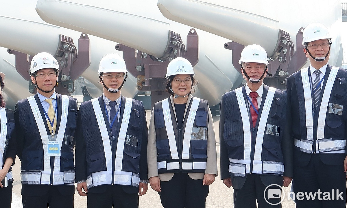 總統蔡英文23日視察離岸風電設施，並在葉片前合影。 圖：林朝億/攝