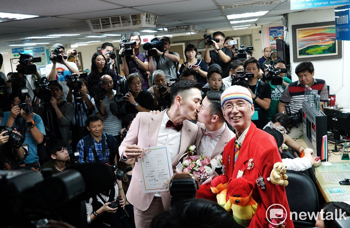 長期投入同運的祁家威今日擔任證婚人。 圖：張良一 / 攝