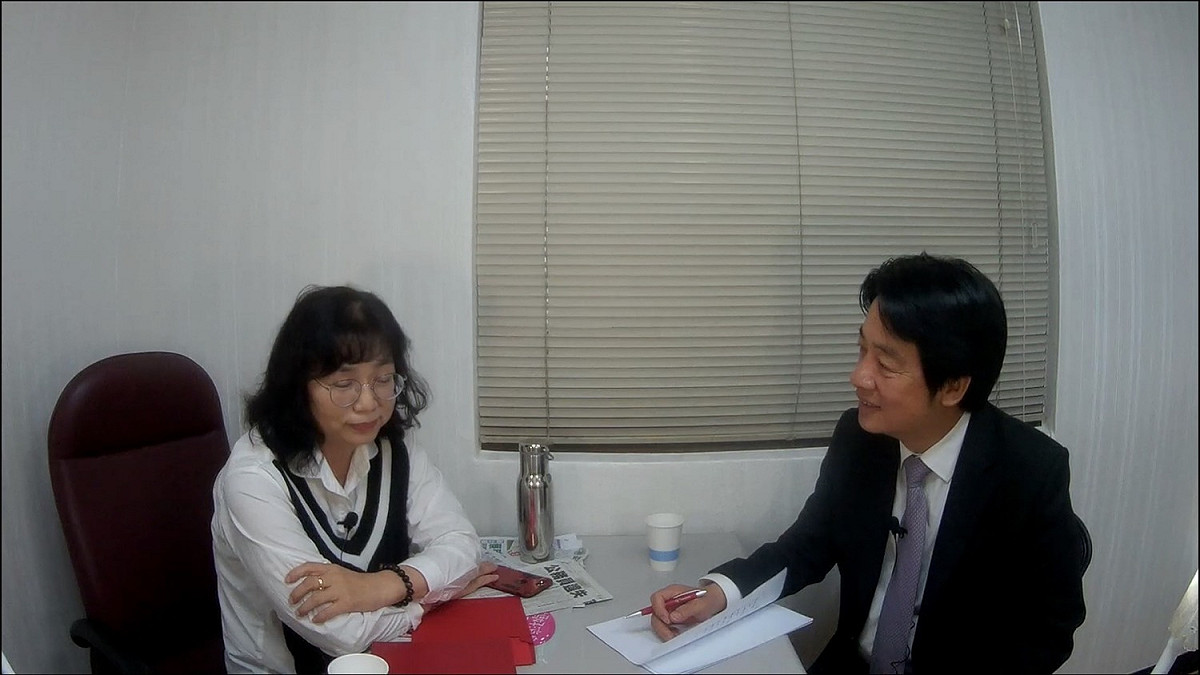 參與民進黨總統初選的前行政院長賴清德（右）今（24）日接受廣播節目專訪。 圖：擷自《台灣羚聲》廣播專訪直播影片