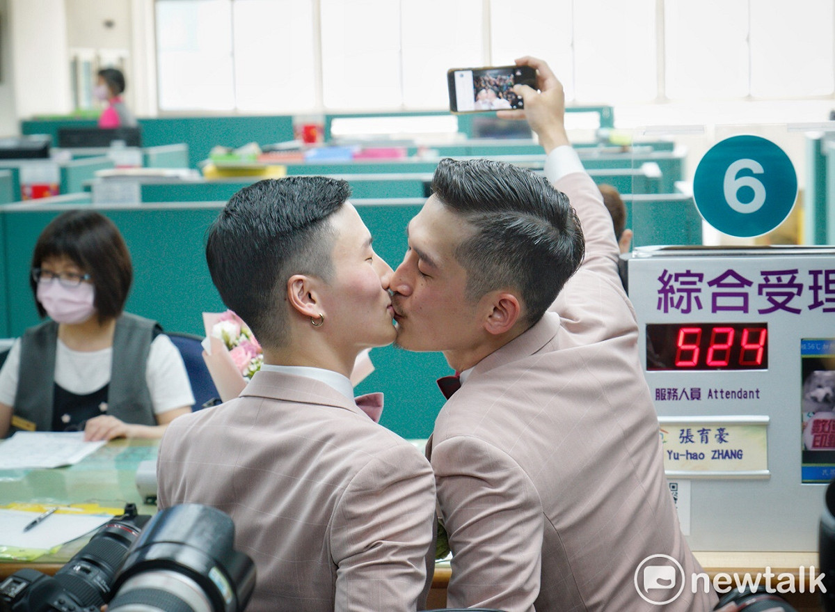 同志新人小玄（左）、小銘（右）今日登記結婚。 圖：張良一 / 攝