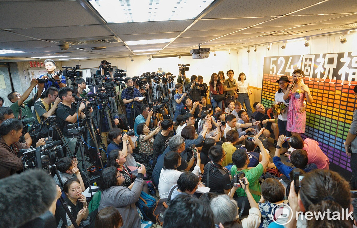 台灣成為亞洲第一個實施同志婚姻的國家，今日正式上路，吸引國內外媒體紀錄這歷史性的一刻。 圖：張良一 / 攝
