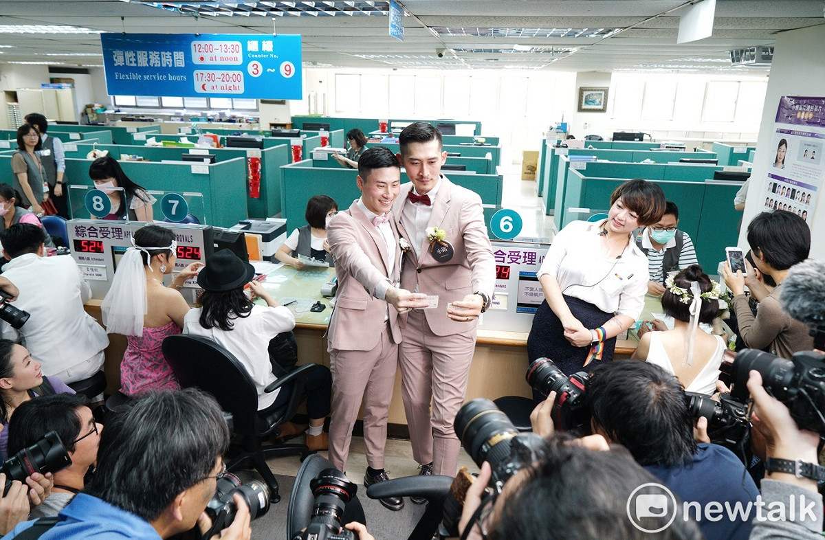 同志新人小玄（左）、小銘（右）今日登記結婚。 圖：張良一 / 攝
