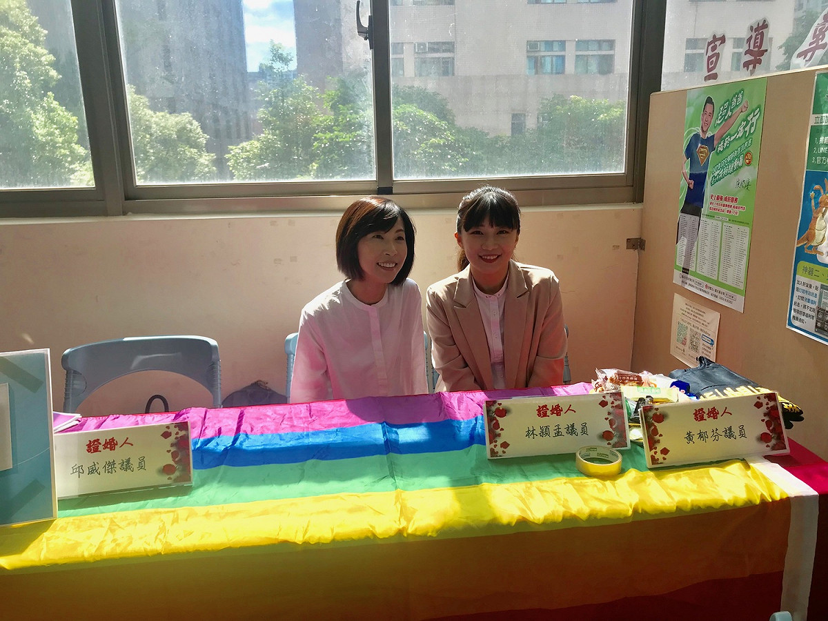 時力北市議員林穎孟（右）、時力立委參選人陳雨凡（左）到場提供「證婚」選民服務。 圖：周煊惠 ／攝