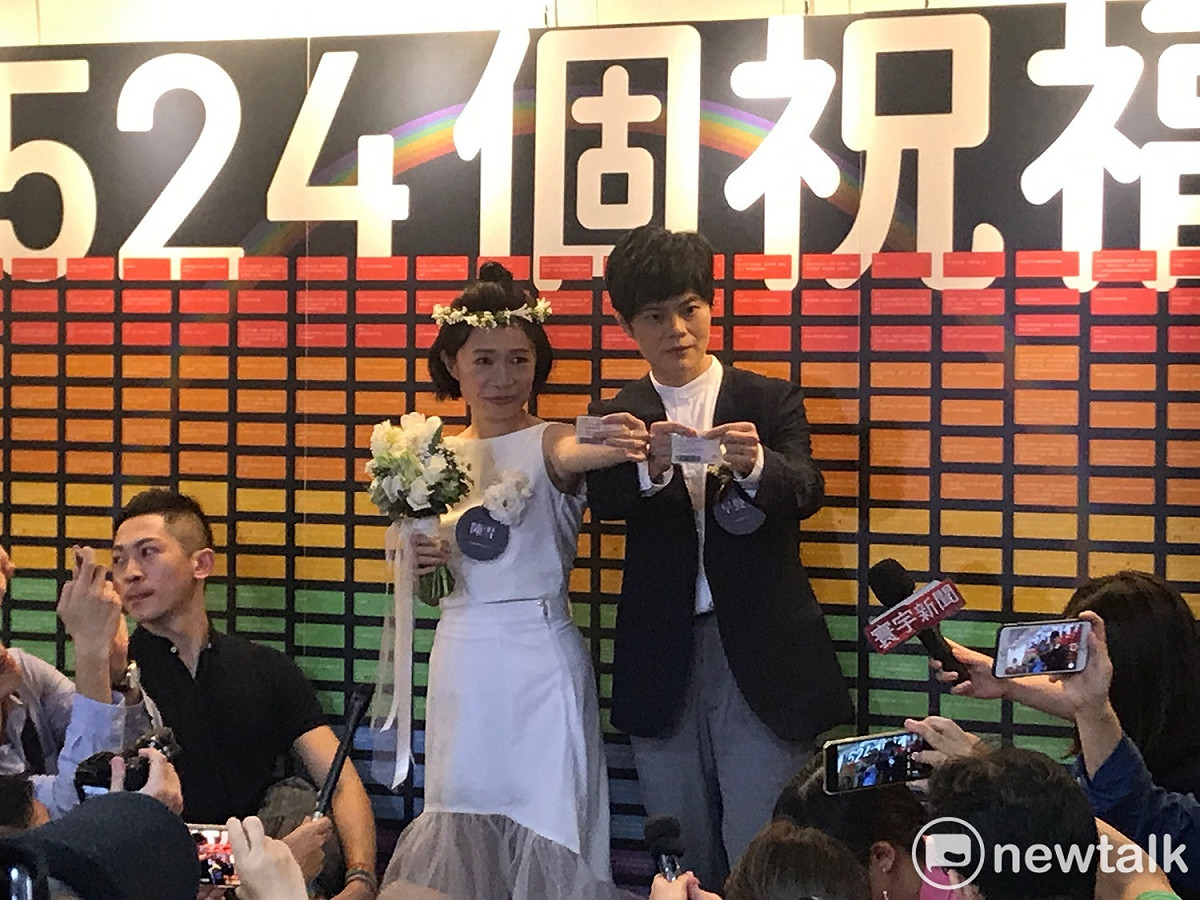 作家陳雪（左）和伴侶早餐人（右）今日登記結婚。 圖：周煊惠 ／攝