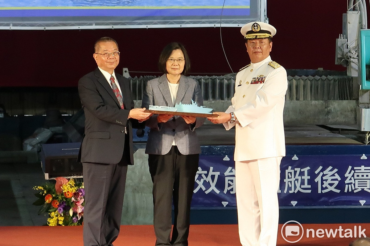 新任參謀總長黃曙光(圖右)，在海軍司令任內最重要建樹，是一手主導國造潛艦(IDS)計畫。 圖：林朝億/攝（資料照片）