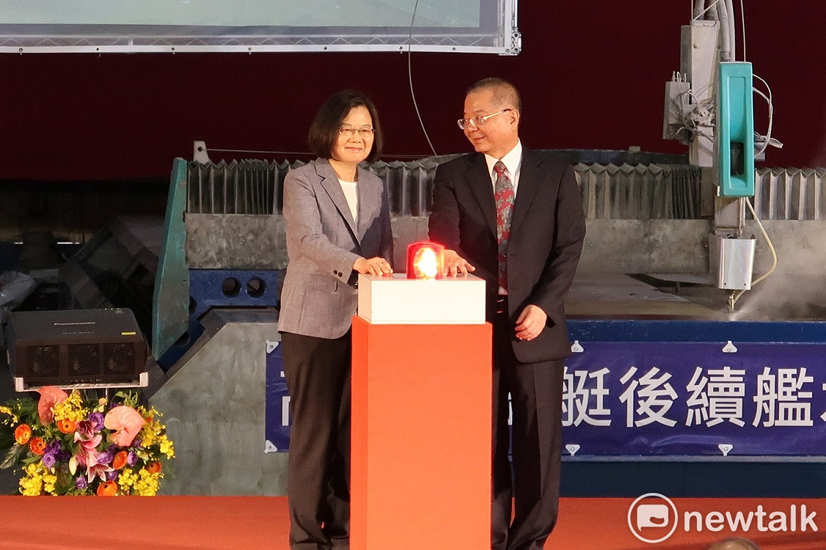 總統蔡英文、龍德造船工業董事長舉行掛牌工儀式。 圖：林朝億/攝