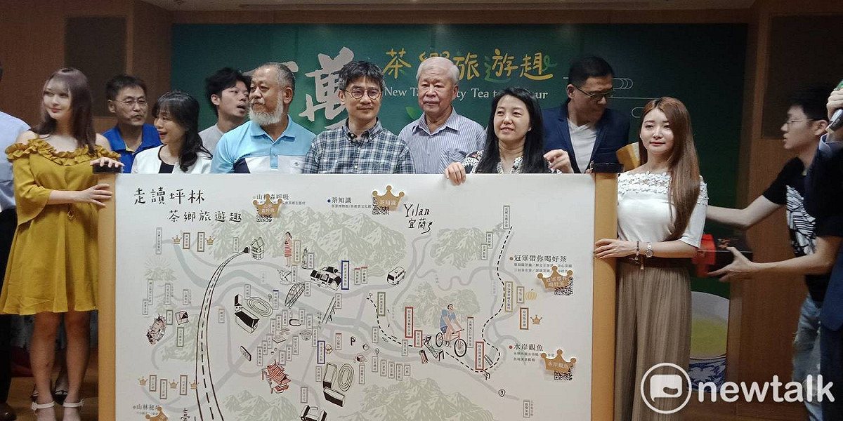 新北108年春茶上市，市府製作一幅6大主題「冠軍茶鄉旅遊地圖」，邀民眾帶著旅遊地圖，一同到坪林探訪茶鄉的故事。  圖：王峻昌/攝