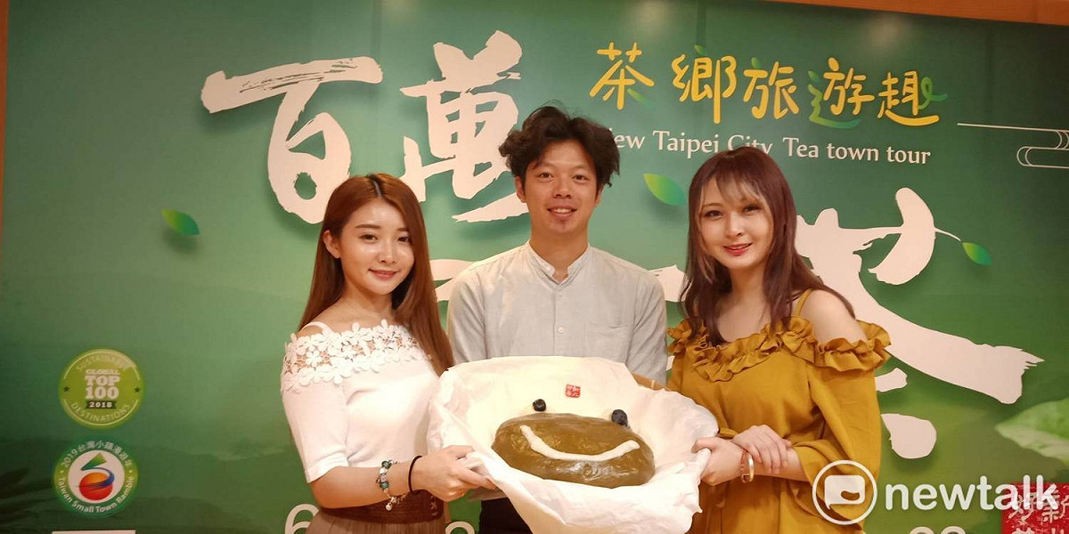 坪林茶點業者「德志茶園」青農鐘晨睿(中)，結合包種茶及翡翠樹蛙，開發出「茶蛙粿」。  圖：王峻昌/攝