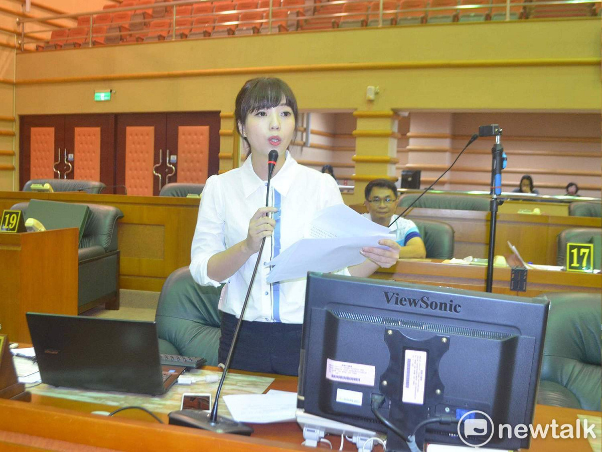 全面補助全口假牙嘉義市落後給嘉義縣，市議員黃思婷要求嘉義市跟上。 圖：蔡坤龍/攝