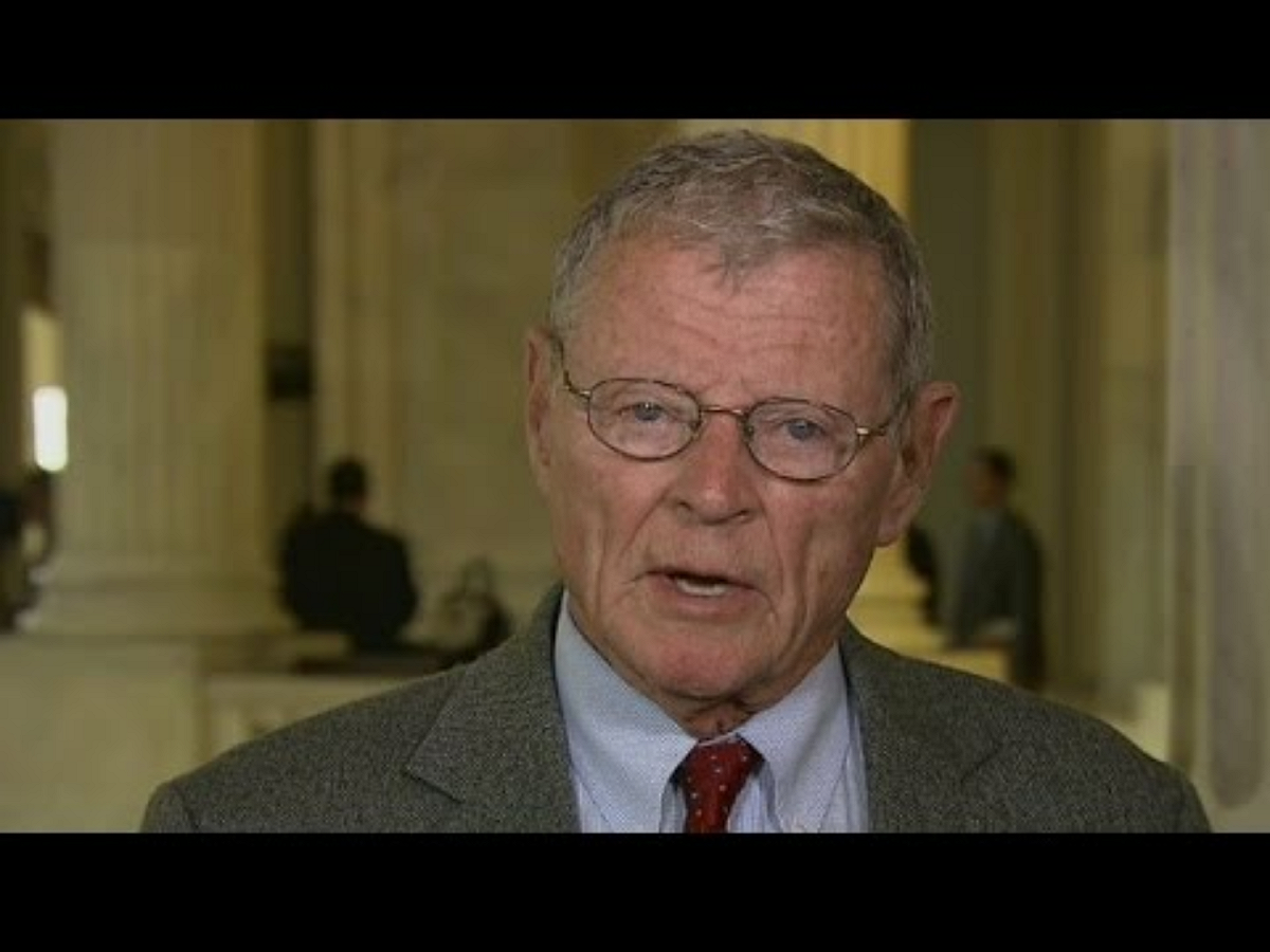 美國參議院軍事委員會主席殷荷菲（James Inhofe，如圖，資料照片）與首席議員利德（Jack Reed）今天發布新聞稿表示，中國與俄羅斯是美國長期繁榮與安全的核心挑戰，國防授權法案將加強抵禦外國干涉，強化與全球盟邦與夥伴關係，投資5G等技術，並維持美國的核威嚇力。 圖：翻攝自Youtube